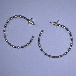 🚨BEAUTIFUL MEDIUM-SIZED SILVER HOOPS!